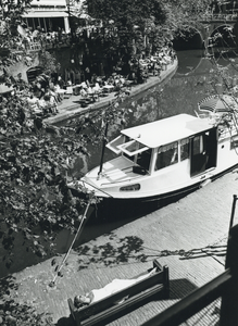 109297 Afbeelding van een afgemeerde plezierboot langs de werf van de Oudegracht te Utrecht.